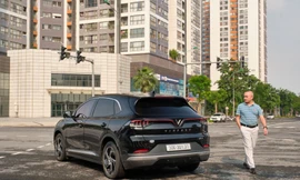 Khách hàng tiên phong nhận VF 8 khẳng định: “Có đổi xe cũng sẽ đi VinFast”