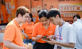 Sinh viên Thủ đô hào hứng trải nghiệm gian hàng SHB tại Ngày thẻ Việt Nam 2025