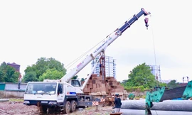 Dự án cao tốc kết hợp đường sắt đô thị V+: Hoàn thiện 21/28 tim cọc, đẩy nhanh thi công móng đài giữa những ngày mưa