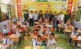 Sinh viên FPT mang trung thu ấm áp về với bản cao Tri Lễ