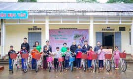 Giữa mưa lạnh, món quà nhỏ thắp lên niềm vui lớn cho học trò vùng biên