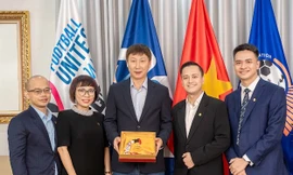 PNJ trao tặng HLV Kim Sang Sik huy chương vàng 24K nặng 33 chỉ