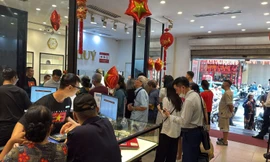 Hết chờ đợi mua vàng, lại đến xếp hàng mua bạc