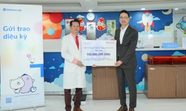 Shinhan Life Việt Nam tiếp tục trao quà, tài trợ điều trị cho bệnh nhi có hoàn cảnh khó khăn