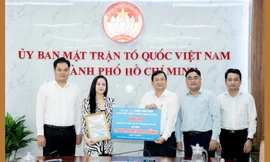 Nhật Kim Anh trao 1 tỷ đồng hỗ trợ khắc phục bão Bualoi