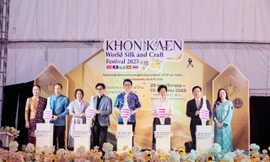 Áo dài Việt Nam tại Lễ hội tơ lụa quốc tế Thái Lan 2025