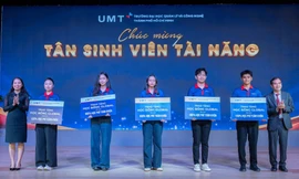 Tân sinh viên nhận học bổng 345 triệu đồng