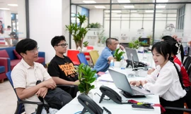 Phụ huynh, thí sinh liên tục đến trực tiếp để đăng ký nguyện vọng 1 vào UEF