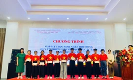 Trao học bổng ‘Lão Nhà Quê và Các bạn’ tới học sinh nghèo Điện Biên