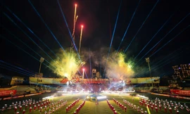 Từ những người không đứng giữa sân khấu: Câu chuyện phía sau đêm khai mạc giải bóng đá rực rỡ