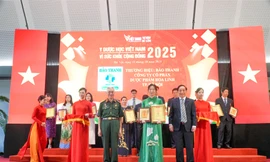 Bảo Thanh được vinh danh giải thưởng Lê Hữu Trác 'Vì sự nghiệp chăm sóc và bảo vệ sức khỏe nhân dân'