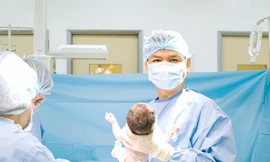Hy hữu: Em bé chào đời trong 'bọc điều' tại Bệnh viện Đa khoa Quốc tế Hạnh Phúc
