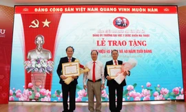Trao huy hiệu Đảng cho các đảng viên Trường ĐH Y Dược Buôn Ma Thuột