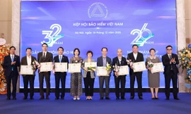 Tổng Giám đốc Shinhan Life Việt Nam được tặng Giấy khen dịp 32 năm Ngày thị trường Bảo hiểm 