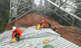 Lính truyền tải canh giữ nguồn sáng nơi tâm lũ miền Trung