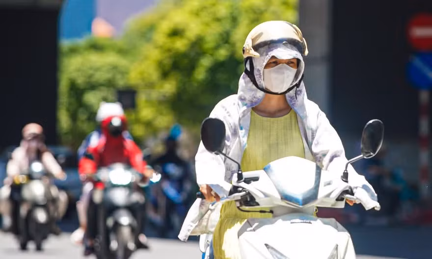 Sau mưa dông, miền Bắc nóng như đổ lửa