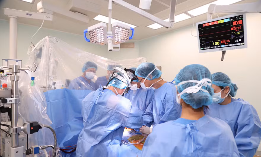 Hai món quà sự sống cùng lúc đổ về một bệnh viện, hàng trăm y bác sĩ bước vào cuộc đua sinh tử