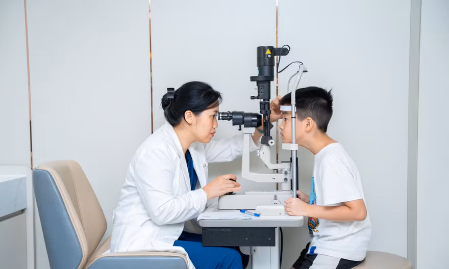 Báo động cận thị học đường: Nhiều trẻ giảm thị lực từ rất sớm