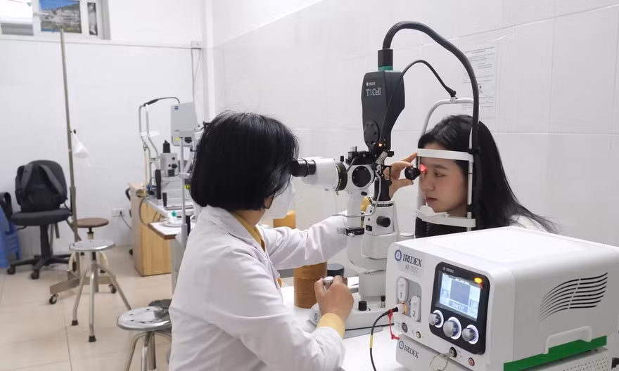 Người trẻ đối mặt nguy cơ mất thị lực vì màn hình số