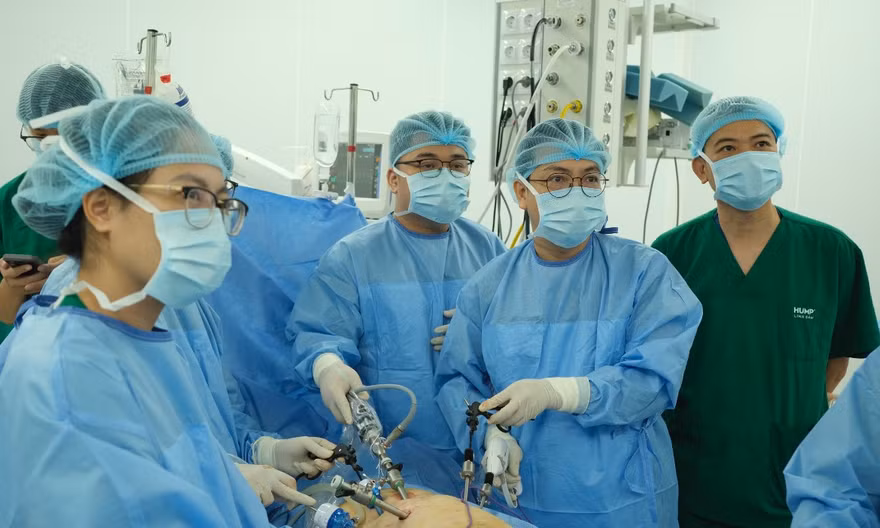 9 giờ ‘cân não’ tạo hình bàng quang mới từ ruột non