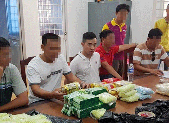 Du Quốc Cường (áo trắng) cùng số ma tuý bị bắt giữ.