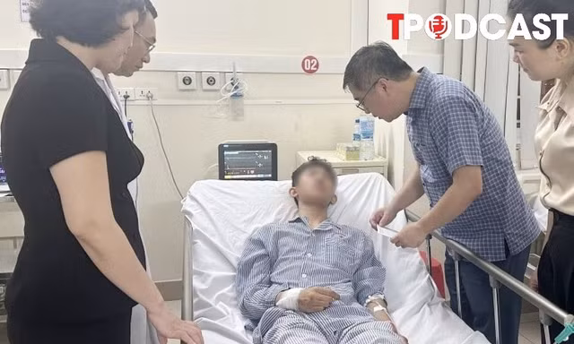 NÓNG 22/7: Vụ lật tàu ở Hạ Long: Đưa nam sinh mất 4 người thân về cơ sở y tế ở Hà Nội