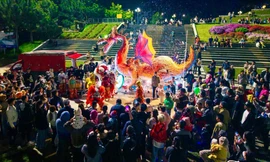 Hàng nghìn người xuống phố Đà Lạt xem linh thú khổng lồ