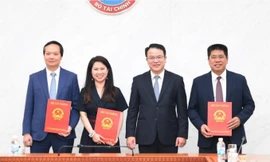 Bộ Tài chính bổ nhiệm 3 cục trưởng, vụ trưởng