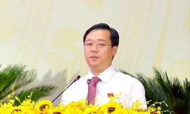 Đại biểu làm thủ tục tự động khi dự Đại hội Đảng bộ tỉnh Đồng Tháp