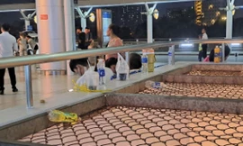 Sân bay Tân Sơn Nhất: Khách đông, rác 'bủa vây'