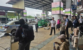 Hành khách chật vật gọi xe công nghệ, chấp nhận trả thêm phí do mưa ngập ở Hà Nội