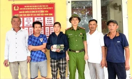 Đang chằng nhà chống bão, 4 người nhặt được bọc tiền lớn