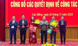 Tặng hoa chúc mừng các cán bộ được điều động, bổ nhiệm. Ảnh: CB