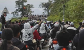 Hơn 13.000 người đổ xô tới Ba Vì ngắm hoa dã quỳ trong buổi sáng, ùn tắc kéo dài