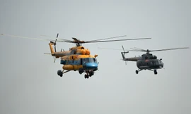 Hợp luyện đội hình 10 chiếc trực thăng kéo cờ Đảng, cờ Tổ quốc trên bầu trời Hà Nội