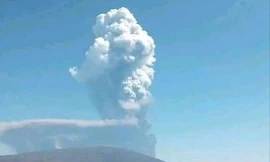 Núi lửa phun trào sau 12.000 năm gây 'tê liệt' hàng không quốc tế