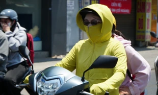 Người dân 'bạc mặt' vì nắng nóng oi bức 36 độ