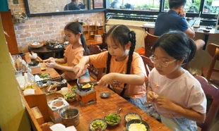 Nơi vừa uống cà phê, vừa tự nấu ăn tại chỗ thu hút các gia đình ở TPHCM