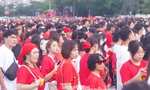 Biển người đổ về Mỹ Đình sau trận mưa lớn 