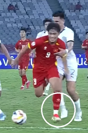 Trọng tài rút nhầm thẻ đỏ ở trận U23 Việt Nam thắng U23 Philippines