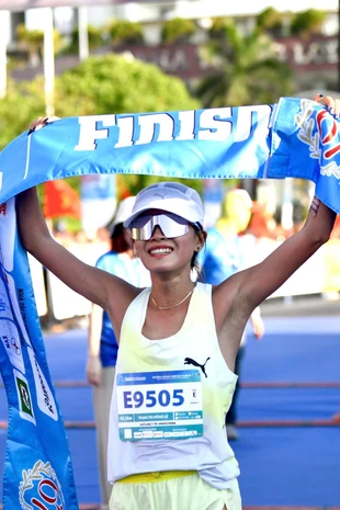 Hồng Lệ vỡ òa cảm xúc sau chức vô địch cự ly 42km Tiền Phong Marathon 2026