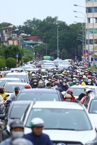 Hà Nội: Người dân Long Biên dậy sớm, đi làm từ 6h để tránh ùn tắc