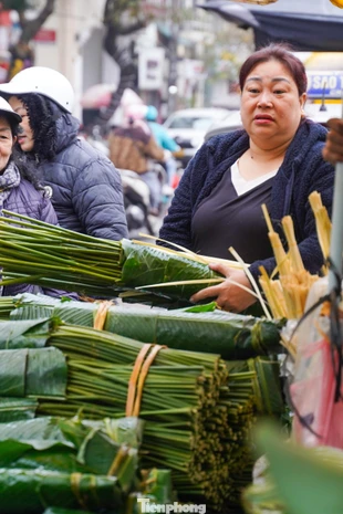 Nhộn nhịp phiên chợ lá dong giữa trung tâm Hà Nội