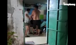 Clip: Người phụ nữ bị hàng xóm túm tóc kéo lê ra hành lang hành hung