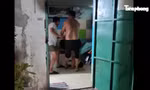 Clip: Người phụ nữ bị hàng xóm túm tóc kéo lê ra hành lang hành hung