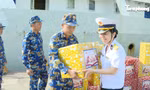 Hải đoàn 129 Hải quân mang quà Tết và bổ sung hàng hóa cho các làng chài ở Trường Sa