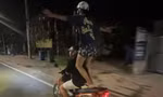 Đứng trên yên xe 'diễn xiếc' để quay TikTok, hai nam sinh bị xử phạt