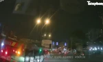 [Clip] Xe đầu kéo lạng lách, ép ô tô con trên đường gây bức xúc ở TPHCM