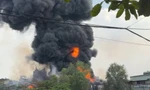 Xưởng nhựa trong khu dân cư bất ngờ bốc cháy dữ dội ở TPHCM