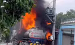 TPHCM: Xe bồn chở chất lỏng bốc cháy dữ dội trong khu dân cư